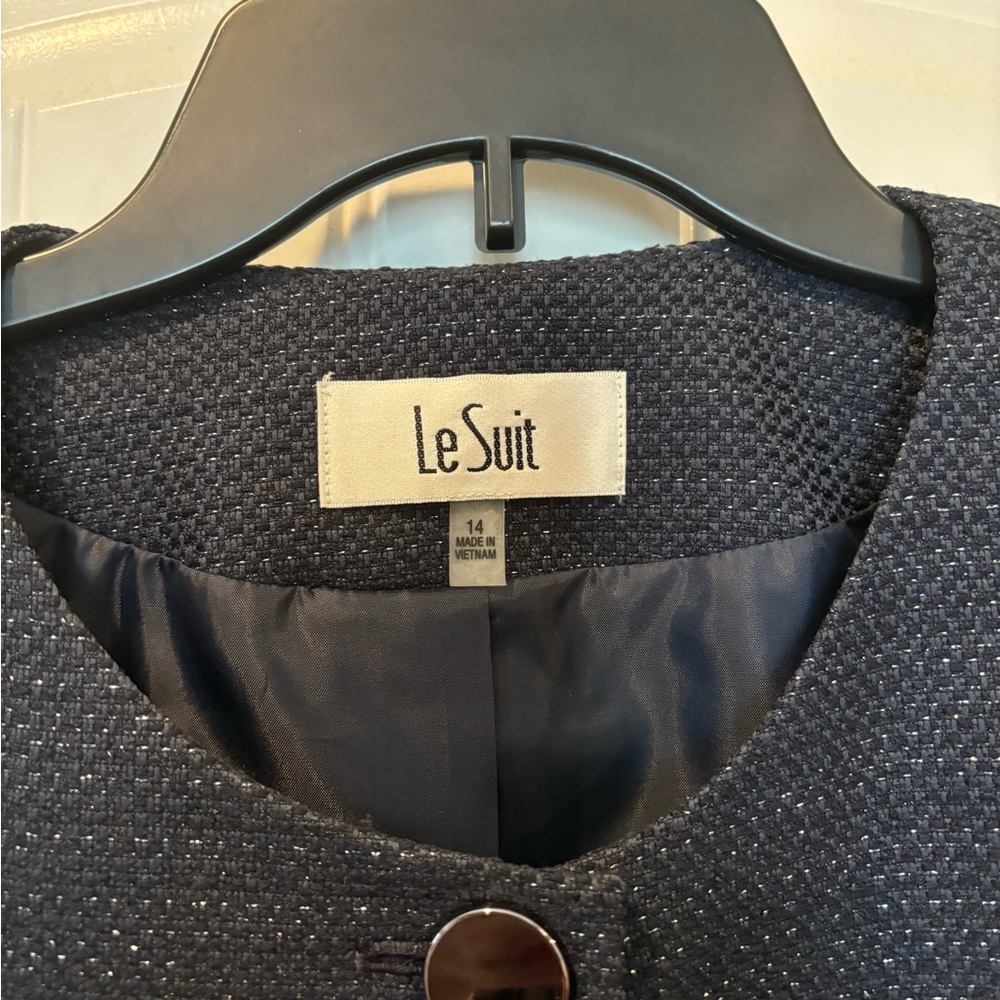 Beautiful navy two piece suit by Le Suit. Perfect condition, worn once. - Picture 4 of 9